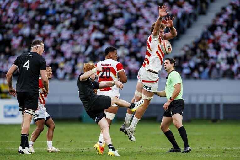 LOワーナー・ディアンズが猛烈なチャージで相手キックを阻止　©︎Kiichi Matsumoto