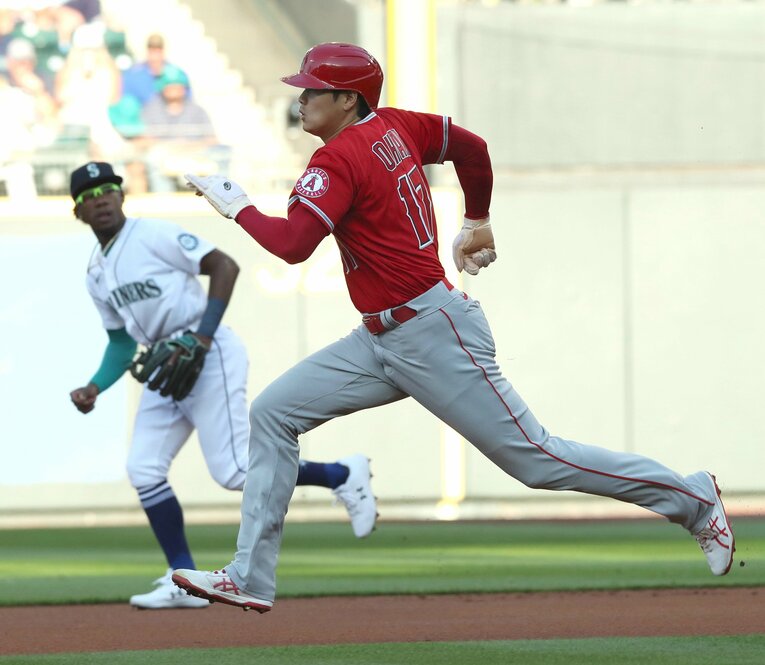 エンゼルス時代は盗塁の後半の走りでオーバーストライド気味になるシーンもあった大谷　©JIJI PRESS