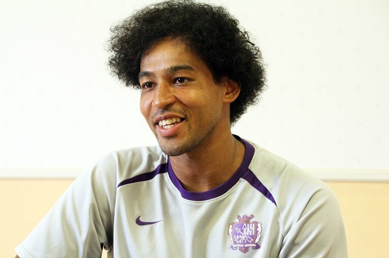 30歳での日本代表初招集ながらE-1選手権で大ブレイクしたジャーメイン良。サンフレッチェ広島の練習場でインタビューに応じてくれた ／ photograph by NumberWeb