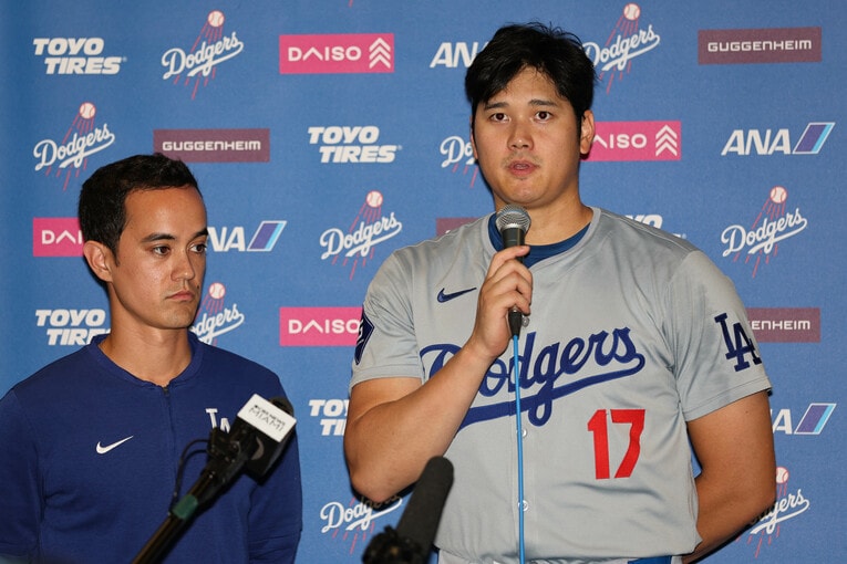 偉業達成直後の大谷翔平。アイアトン通訳と並ぶと、その腕っぷしの逞しさがハッキリと分かる　©Getty Images