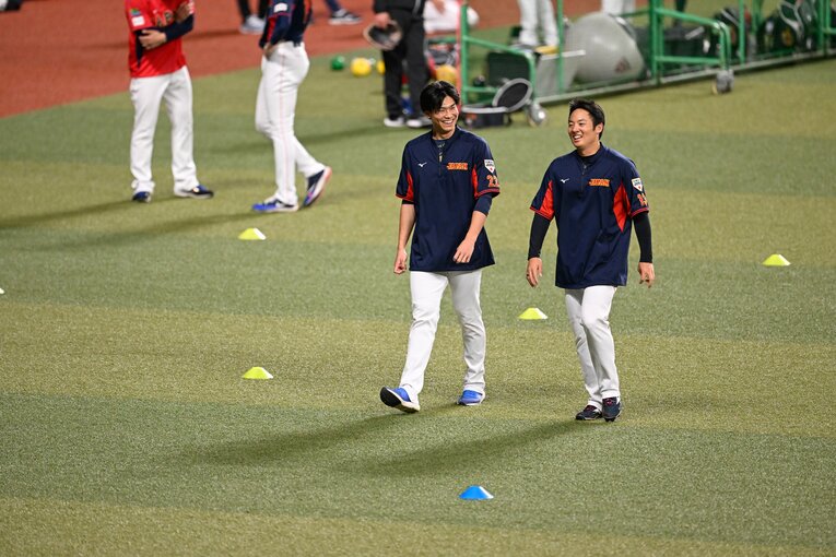 湯浅と話し込む松井　©︎Nanae Suzuki