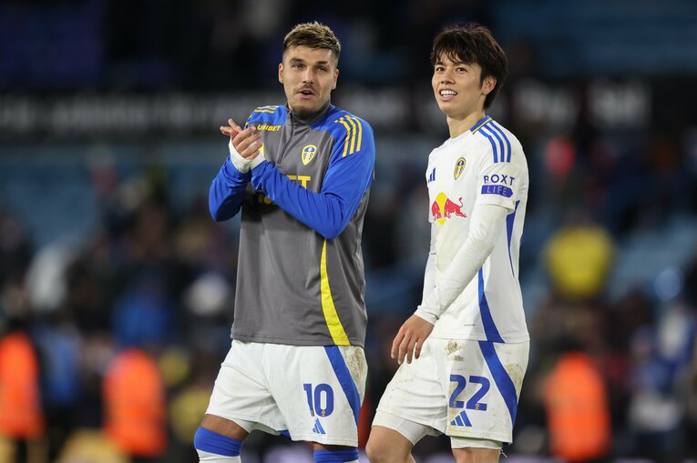 同じく27日のルートン戦。3－0で勝利し、MOMとなった田中碧。同僚ピルーと観客にあいさつ　©AFLO