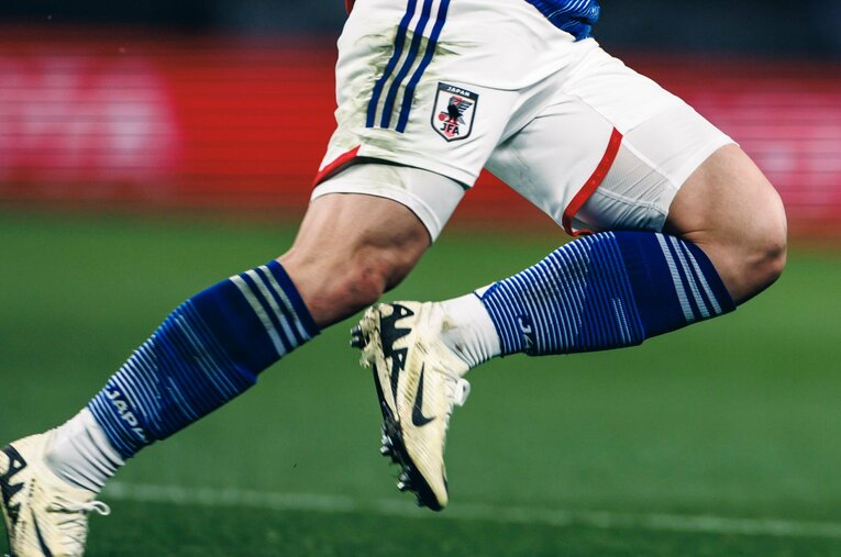 【前田大然の「たくましすぎる太もも」】アップで見ると筋肉の筋がバッチリと見える　©Kiichi Matsumoto/JMPA