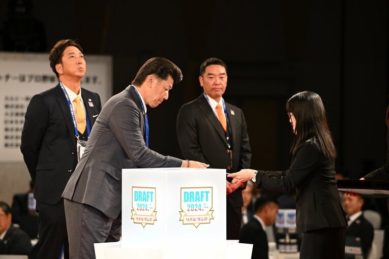 4球団競合の金丸夢斗投手の抽選のクジを引く三浦監督　©Nanae Suzuki