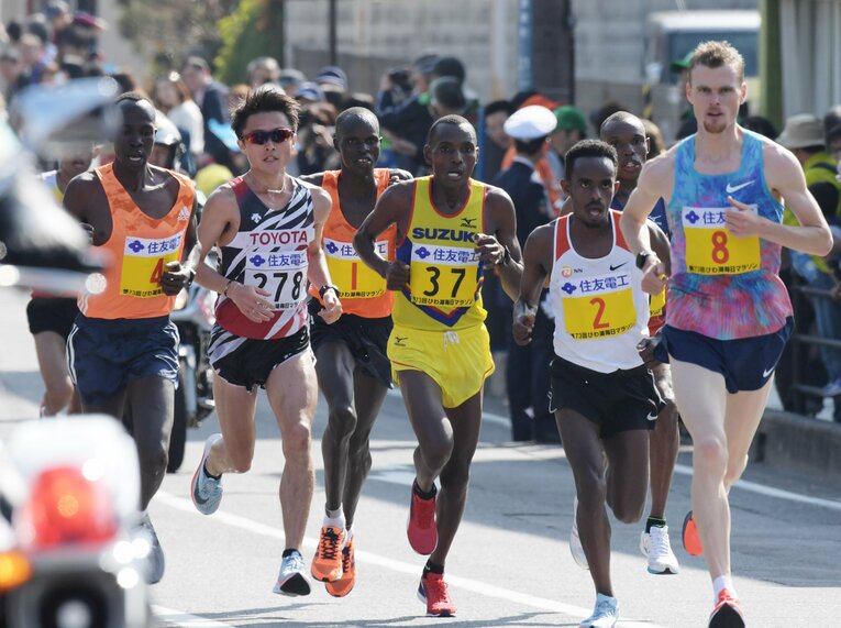 夫の窪田忍（左から2番目、2018年びわ湖毎日マラソン）　［代表撮影］©JIJI PRESS