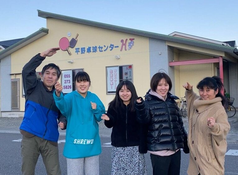 平野卓球センターの前で家族写真。左から父・光正さん、三女・亜子さん、次女・世和さん、長女・美宇さん、母・真理子さん　©本人提供