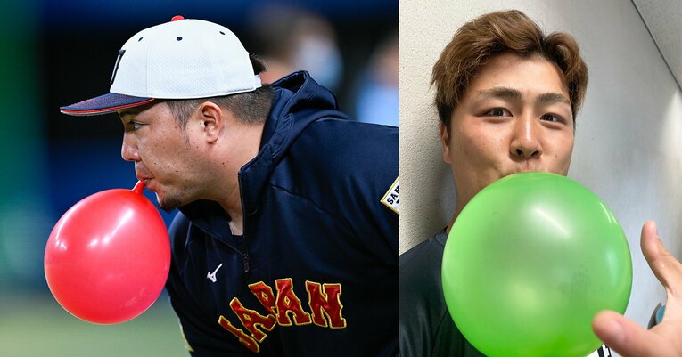 山川に教えてもらった“風船トレ”を実践する山口（右、球団提供）。バッティングの際に風船を膨らませることで腹筋を意識したスイングが身につくという　©Nanae Suzuki