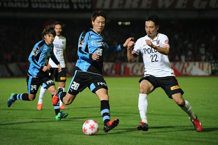 2016年、阿部勇樹とマッチアップする川崎時代の板倉　©Etsuo Hara/Getty Images