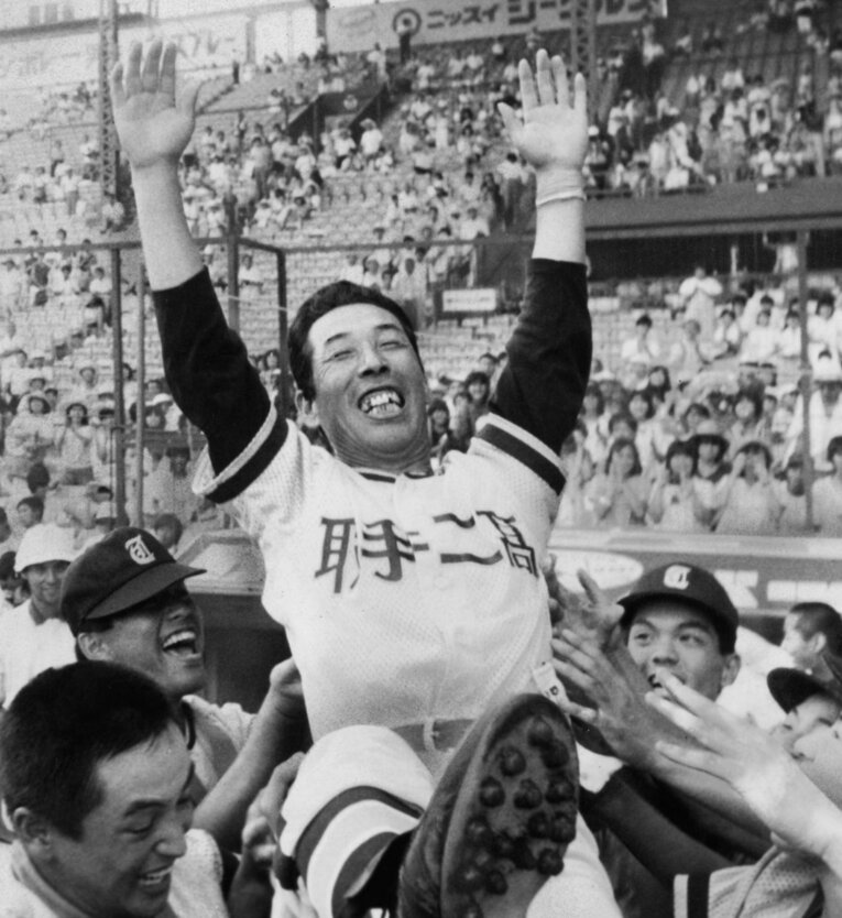 生徒たちを掌で踊らせて（？）優勝を果たした木内幸男監督　©SANKEI SHIMBUN