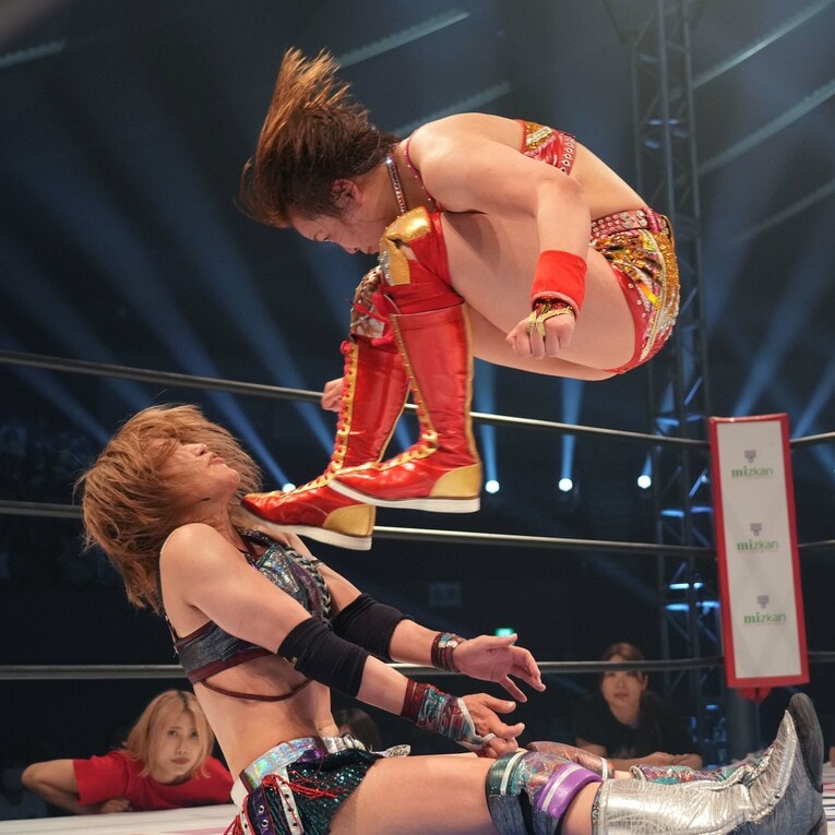 朱里を踏みつぶしにいくSareee　©Essei Hara