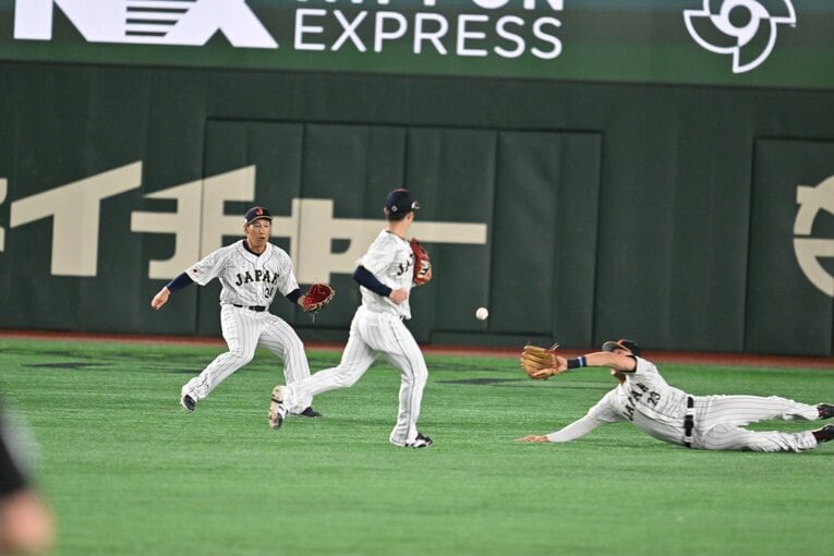 WBC韓国戦の5回、頭からダイビングでのスーパーキャッチの瞬間（2／3枚）　©Naoya Sanuki