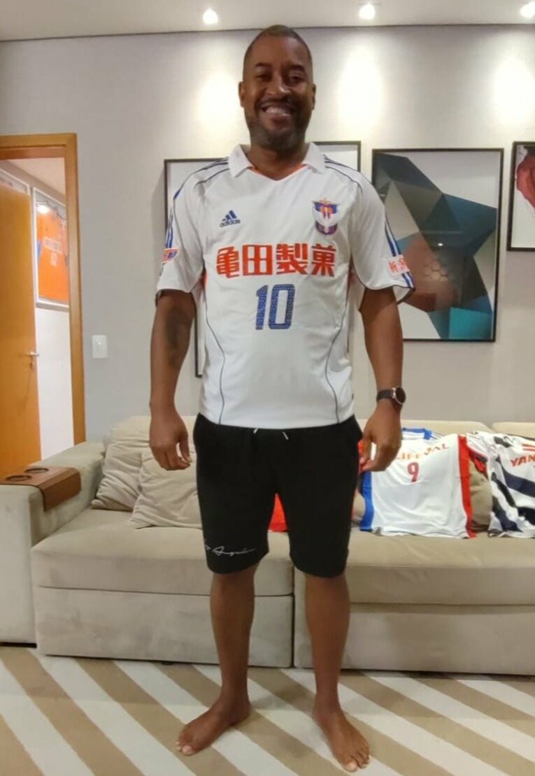 新潟時代のユニフォームを着用して笑顔　©Hiroaki Sawada