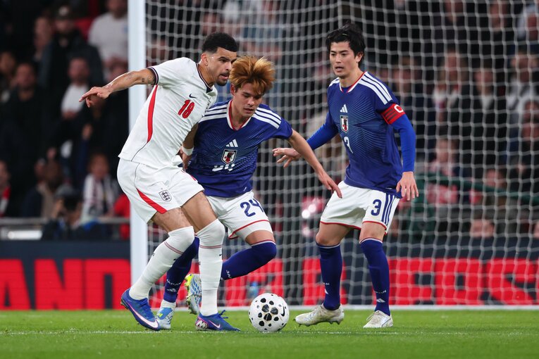 ソランケをチェックする佐野海舟　©Getty Images