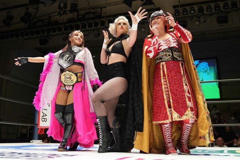 白川未奈と舞華の中央でポーズを決めるトニー・ストーム　©Masashi Hara