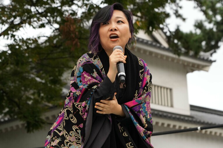 リングで熱唱する北九州市観光大使のシンガー・櫻　©Essei Hara