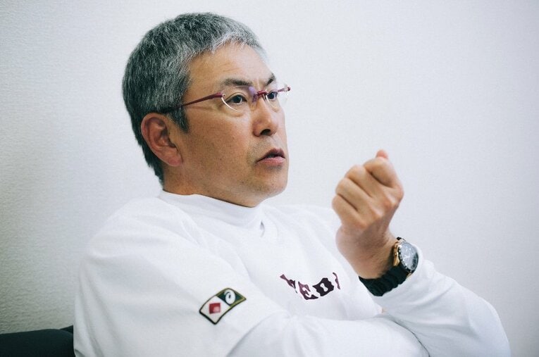 早稲田大学野球部の小宮山悟監督。現役時代は多彩な変化球を駆使する球界屈指の技巧派投手として活躍した ／ photograph by Asami Enomoto