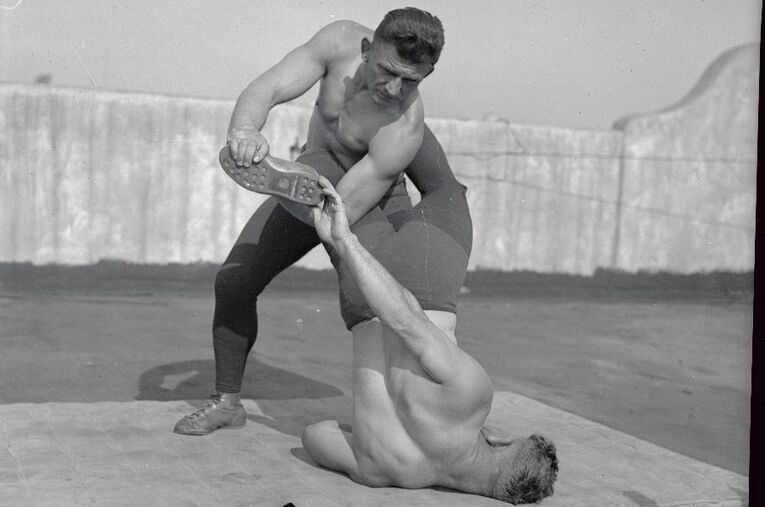 アメリカ人プロレスラー、アド・サンテル。1921年に柔道との異種格闘技戦を企画したが…… ／ photograph by Getty Images