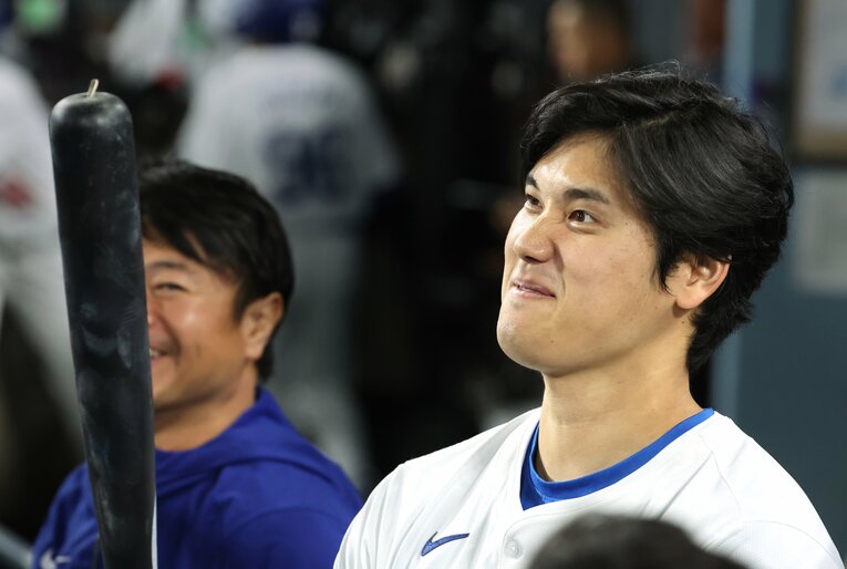 バットの上に載ったヒマワリの種。バランスをとる大谷翔平　©Getty Images