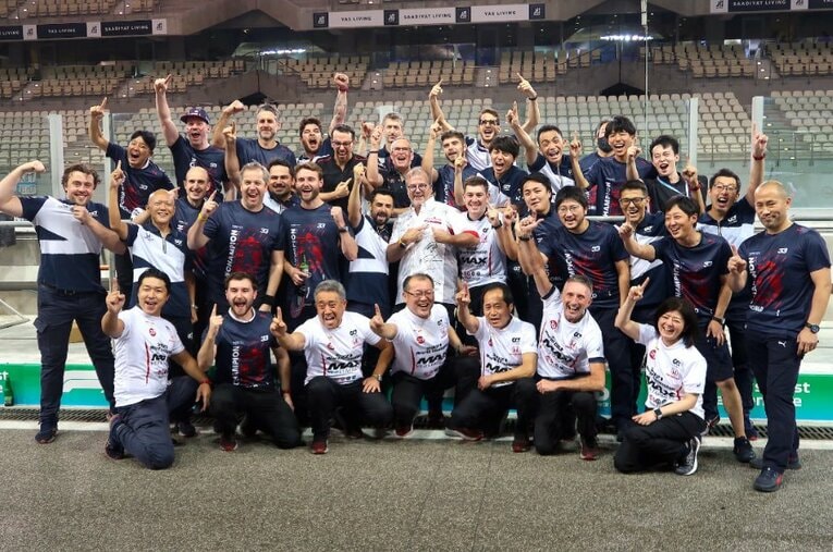 21年の最終戦でフェルスタッペンが戴冠した後、最後の記念写真に収まったホンダのスタッフたち ／ photograph by Masahiro Owari