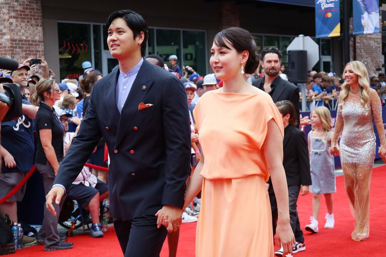 【“テレビに映らない”翔平＆真美子さんの球宴レッドカーペット／全10枚超】真美子夫人を颯爽とエスコート…写真はまだまだ続きます　©JIJI PRESS