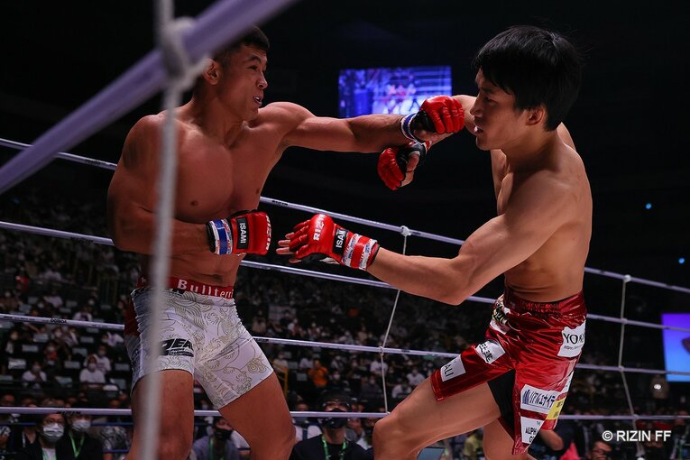 朝倉の攻勢に、ヤマニハが粘る展開が続いた　©RIZIN FF