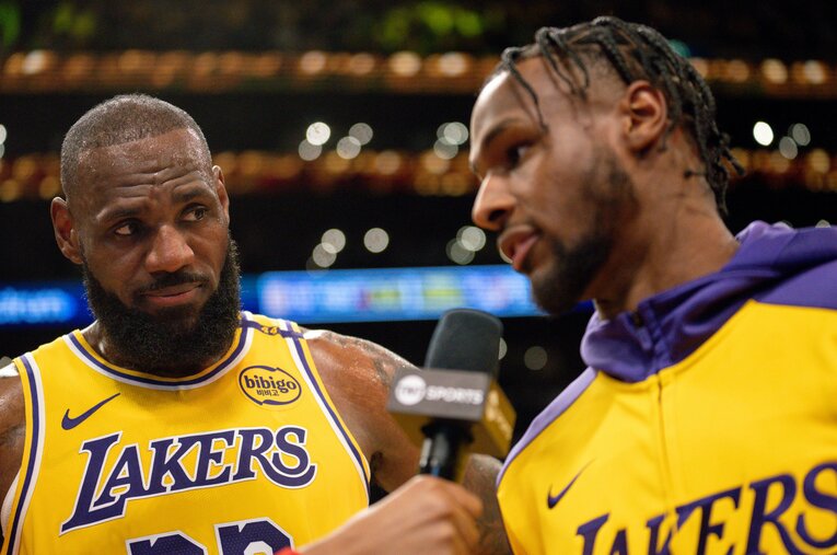 息子ブロニー（右）とNBAのコートに立ったレブロン・ジェームズ。父として、チームメイトとして、息子をサポートした ／ photograph by AP/AFLO