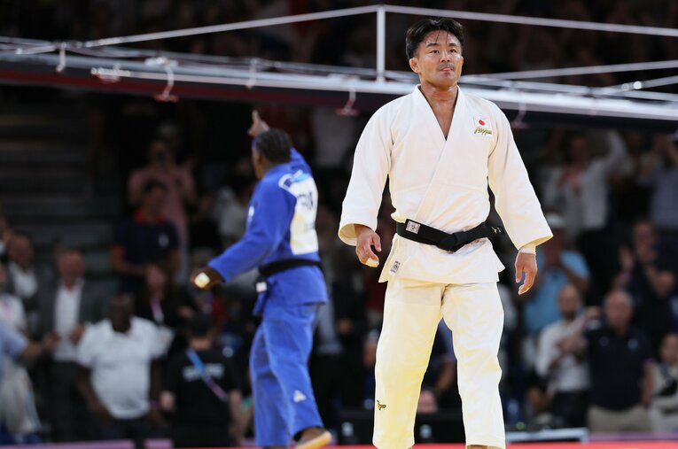 パリ五輪男子73kg級準々決勝、ギャバ（フランス）に反則負けを喫して憮然とする橋本壮市　©Kaoru Watanabe/JMPA