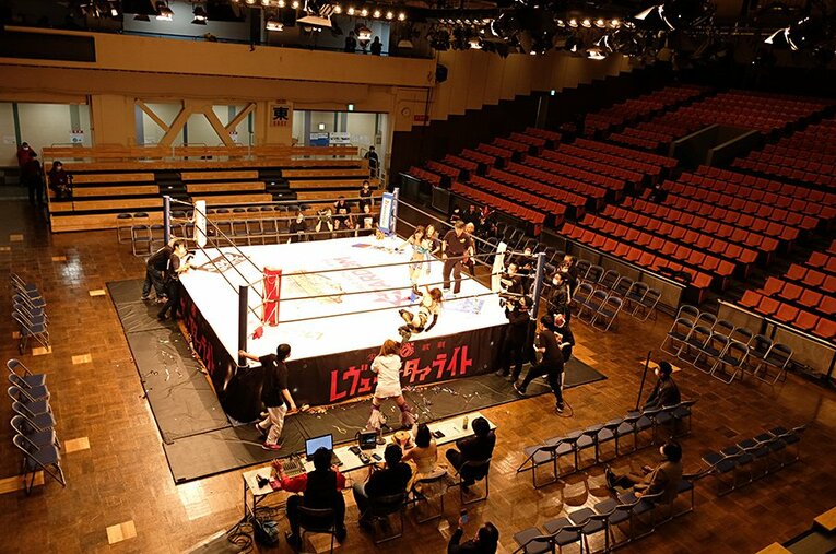3月8日のスターダム後楽園ホール大会。無観客の会場は異様な光景だったが、スモークを使った演出など独自の楽しさも。 ／ photograph by Norihiro Hashimoto