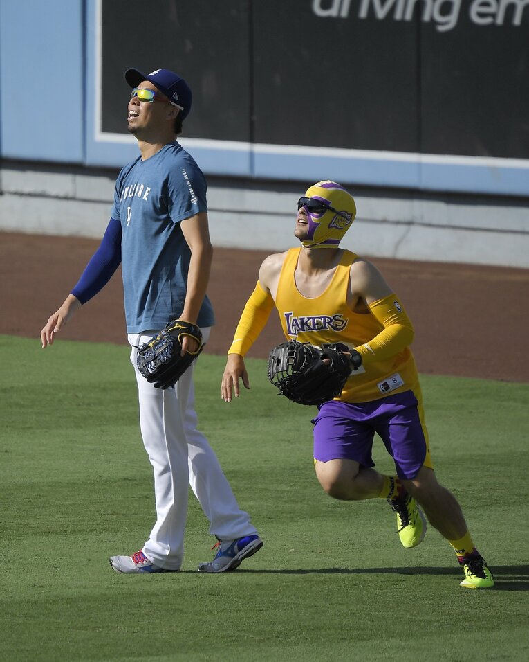 写真は2018年、前田健太の通訳時代。レイカーズのユニフォームで仮装して練習に登場したアイアトン氏　©AFLO