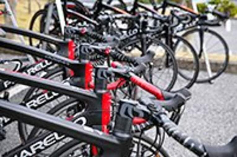 イタリアの名門バイク・ブランド〈PINARELLO（ピナレロ）〉は軽量かつ高剛性の素材、革新的な開発技術、そして異彩を放つ斬新で美しいフォルムが魅力だ。
（問い合わせ）ピナレロジャパン　電話 072-238-0039
(公式サイト)www.pinarello.jp
 