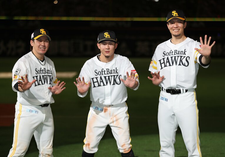 2022年シーズンの試合後の一コマ。左から甲斐拓也、牧原大成、千賀滉大 ©JIJI PRESS