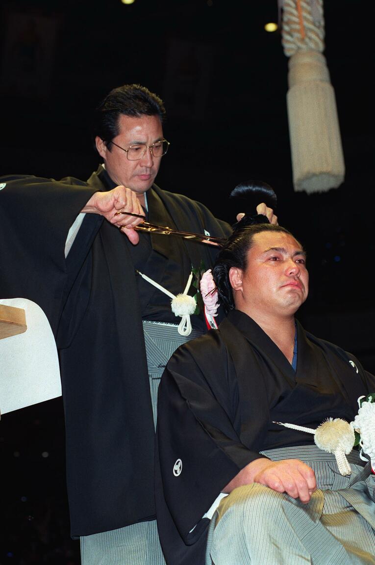 1992年2月の断髪式。九重親方の手でまげに最後のはさみが入り、涙ぐむ千代の富士　©JIJI PRESS