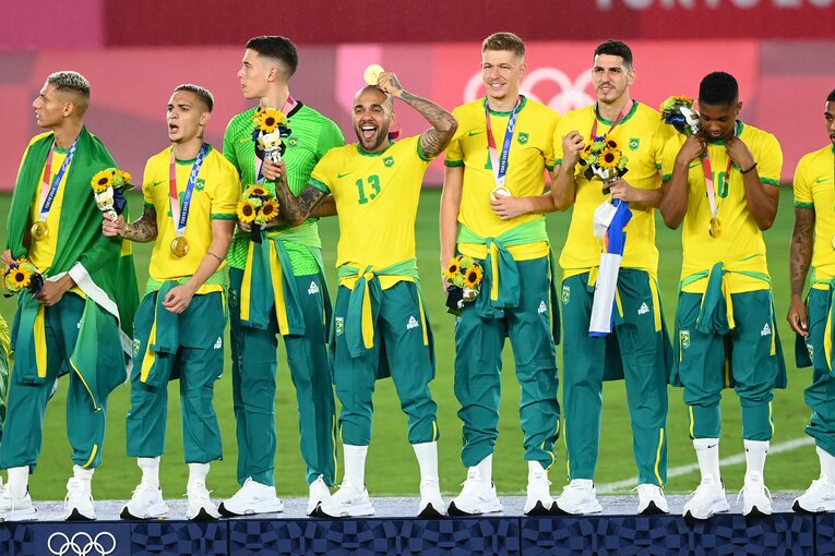 東京五輪で連覇を果たしたブラジル。アウベスもその一員だった（右から4人目）　©JMPA
