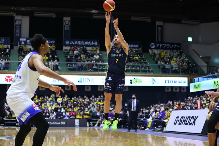 もともとディフェンスに定評があった遠藤だが、ロングショットの成功率も高い　©B.LEAGUE