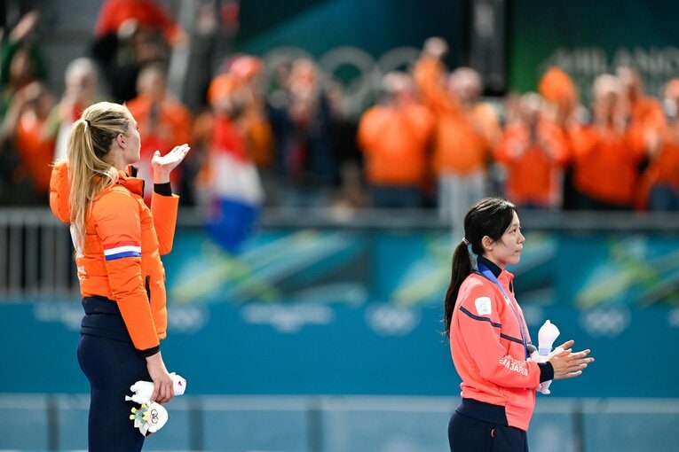 投げキッスの先は……？　©Asami Enomoto/JMPA