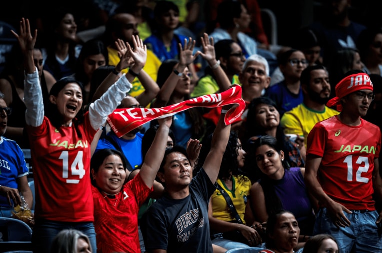 リオデジャネイロの会場で日本を応援するファン（VNLセルビア戦）©︎Volleyball World