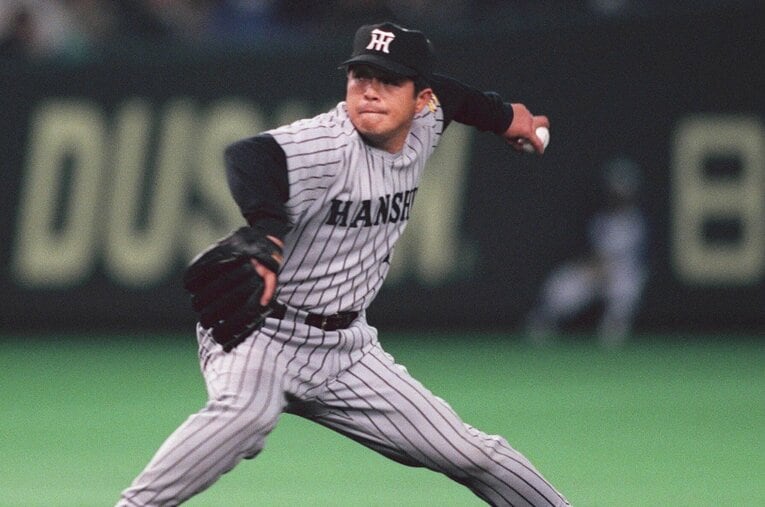 阪神再入団後、サイドスローに転向して貴重な中継ぎとして活躍した遠山奨志（1999年） ／ photograph by JIJI PRESS