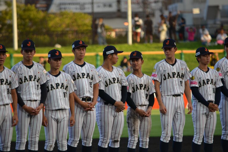 決勝後の整列中、岡部飛雄馬（敦賀気比）と言葉をかわす末吉良丞　©Takarin Matsunaga