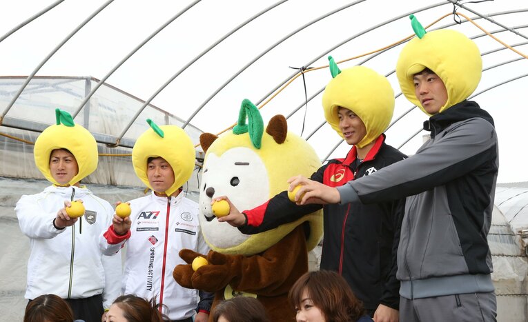 なんと初々しい！　新人時代お宮崎キャンプ中に特産品の日向夏の収穫体験後記念撮影に臨む（右端から）山崎福也、高木伴、みやざき犬、西野真弘、小田裕也　©︎SANKEI SHIMBUN