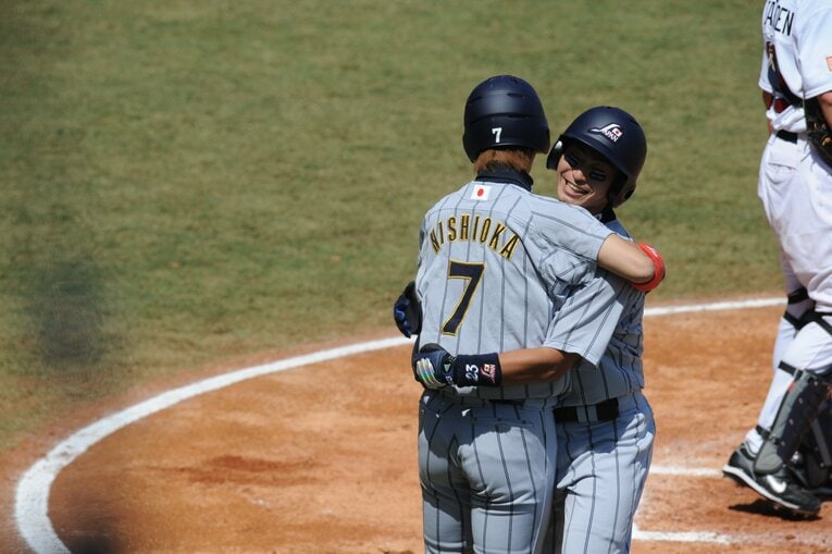 08年北京五輪、本塁打を放ち西岡剛とハグ　©JMPA