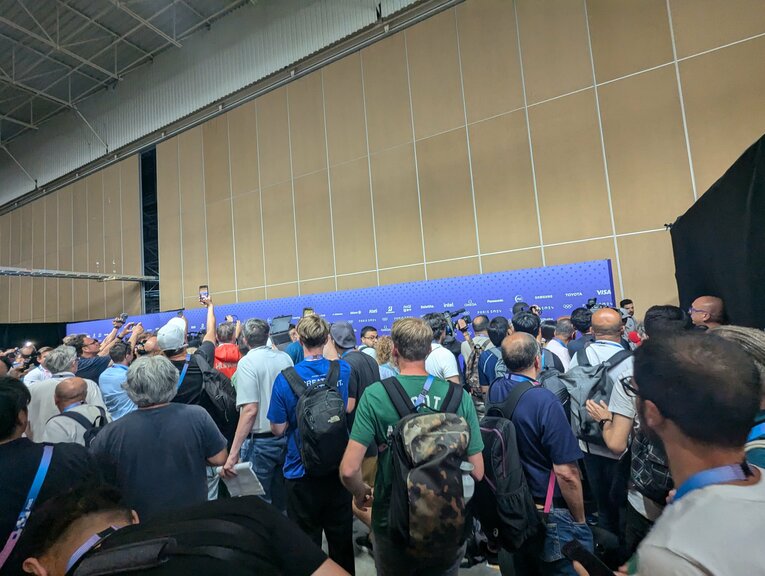 試合後の取材の様子。ケリフの肉声を拾おうと、世界各国の報道陣が殺到した　©JMPA