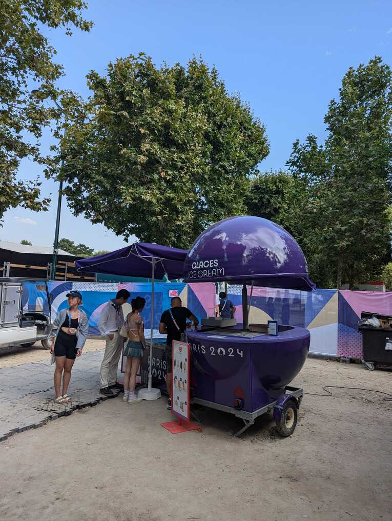 会場外のアイスクリーム屋。猛暑により売れ行きは好調だという　©Yu Saito