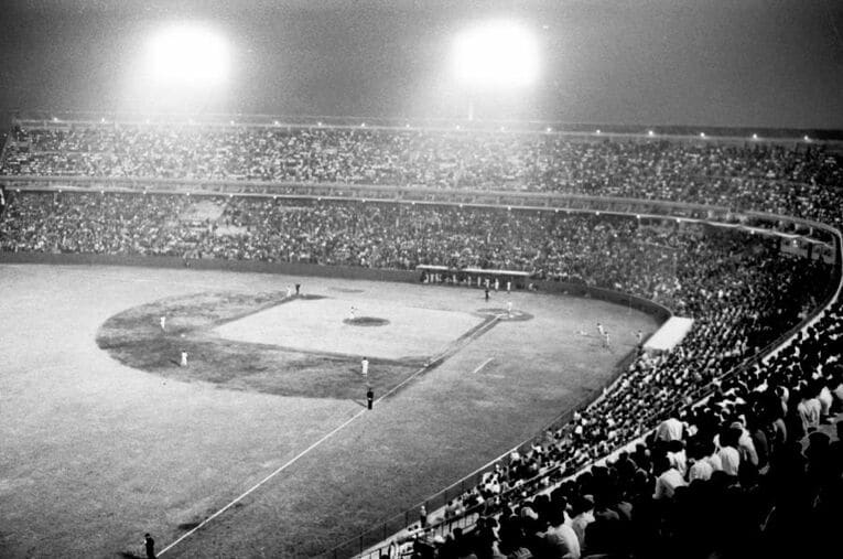 1962年5月に開場した幻の東京スタジアム。カクテル光線も眩しく「光の球場」と呼ばれた ／ photograph by Sankei Shimbun