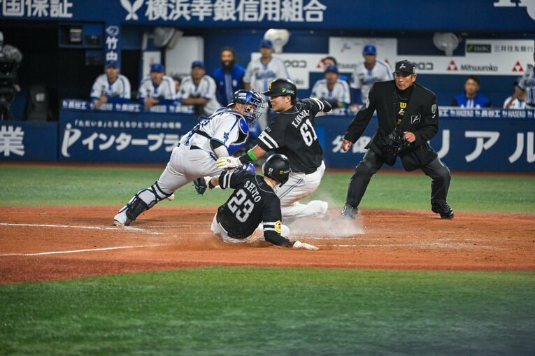 日本シリーズ第1戦、前走の川村友斗に追いつきそうな勢いの周東佑京（5枚目／全5枚）　©︎Nanae Suzuki