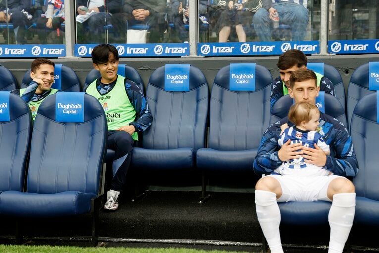 久保建英「とても苦いです」アシストだけでない復帰戦MVP〈カメラ目線ピース＋同僚の赤ちゃんに笑顔〉〈肩と太もも周りが大きく〉レンズが捉えたすべて(10)