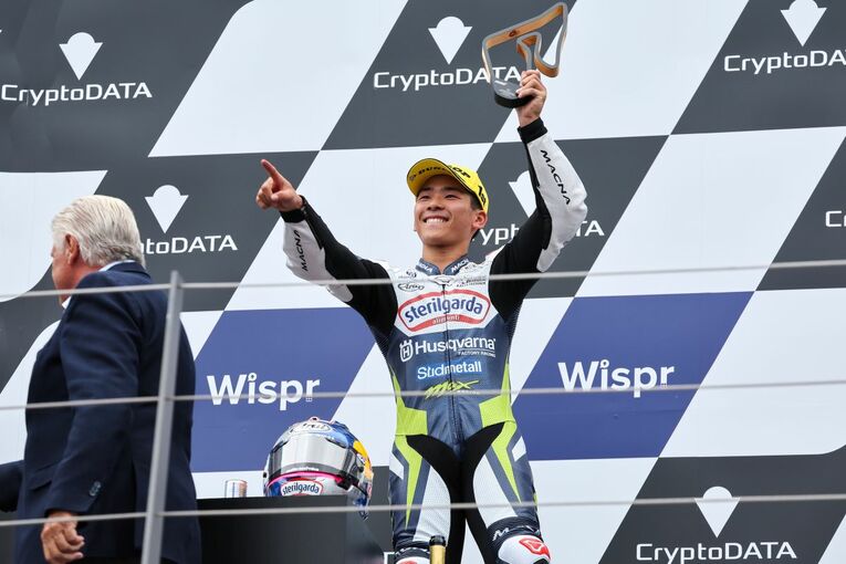 会心の勝利を遂げ、表彰台で喜ぶ佐々木　photograph by Satoshi Endo