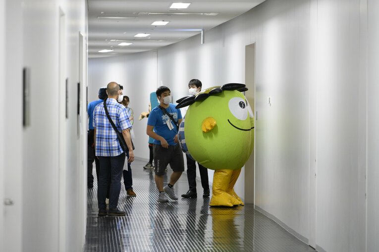 控え室への出入りも一苦労　©Hirofumi Kamaya