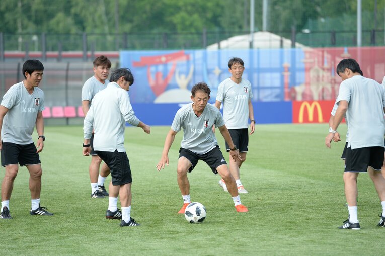 ロシアW杯の練習の合間には、スタッフ間でゲームを楽しむ姿も見られた　©AFLO