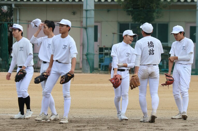 春夏あわせ21度の甲子園出場を誇る「大阪公立校の雄」市岡高校だが、近年は部員不足に悩み一時は9人まで減った。その苦境から府大会ベスト16まで復活できたワケは？ ／ photograph by Fumi Sawai