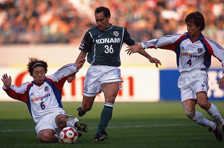 わずか5試合でヴェルディの降格危機を救ったエジムンド。暴れん坊だがセレソンに招集された実力は本物だった。 ／ photograph by AFLO